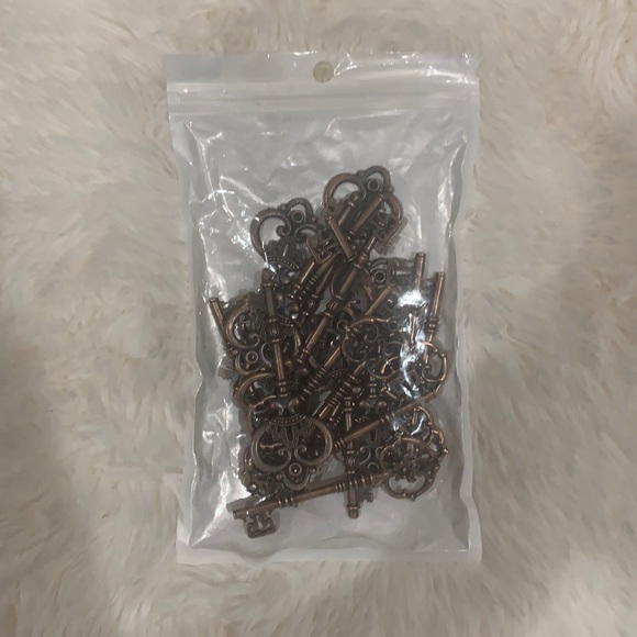 Antique Skeleton Rustic Keys - Picture 2 of 4